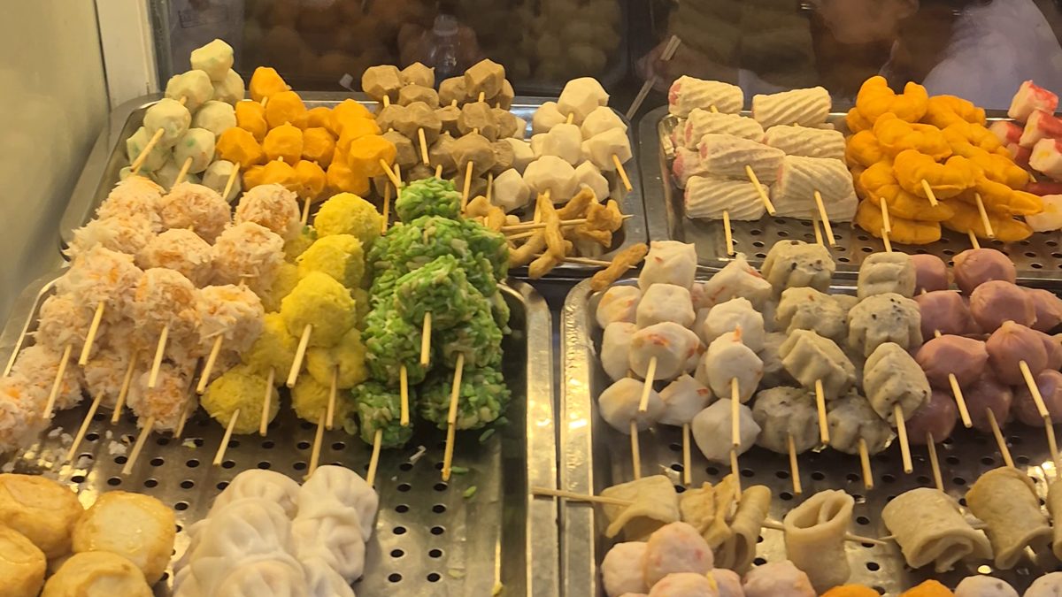 Tủ xiên ở quán Cony Foody, nhiều loại xiên để khách tự lựa
