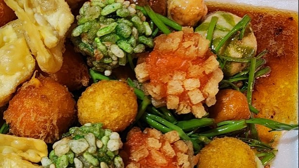 Cốm xanh, hoành thánh, tôm chiên xù trên rau muống xào mắm tỏi